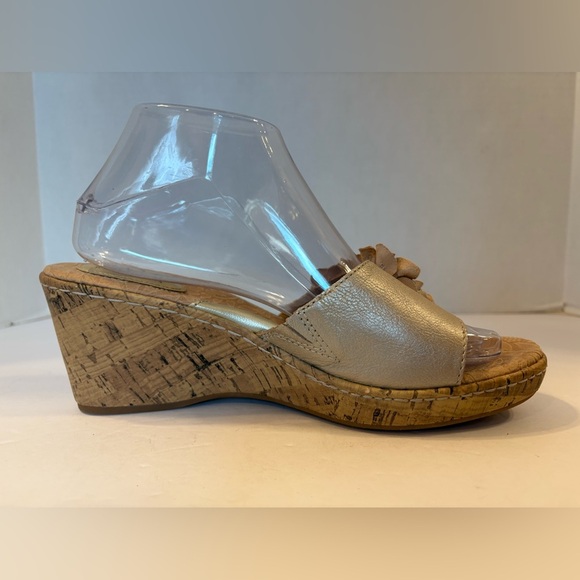 b.o.c Born Concept tan floral accented wedge open toe leather sandals size 9 - Picture 5 of 9